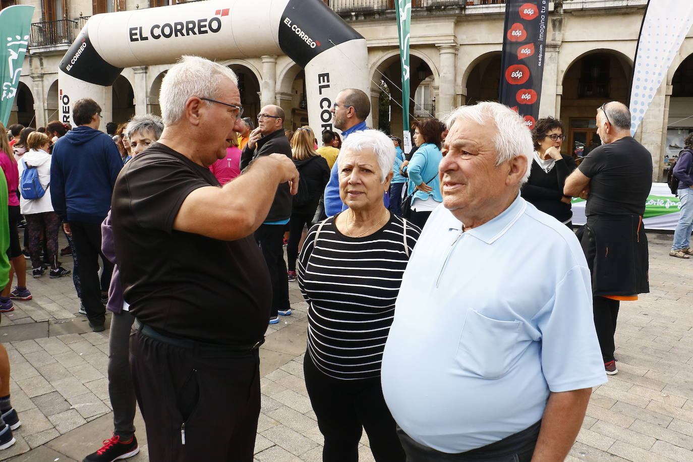 La popular cita ha reunido este año a cerca de dos mil participantes en un recorrido cargado de buen ambiente por el parque de Olárizu. Todo lo recaudado a través de las inscripciones para esta prueba que nació en 2012, coincidiendo con el reinado de Vitoria como 'Green Capital', irá destinado a la agencia de colocación de parados que Cáritas tiene en el barrio de Zaramaga.