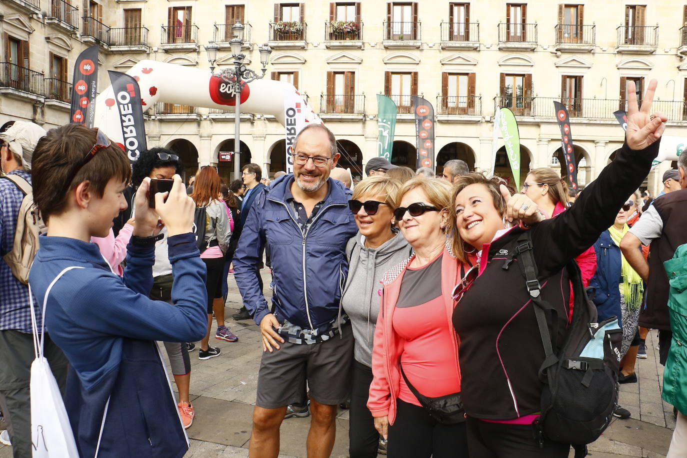 La popular cita ha reunido este año a cerca de dos mil participantes en un recorrido cargado de buen ambiente por el parque de Olárizu. Todo lo recaudado a través de las inscripciones para esta prueba que nació en 2012, coincidiendo con el reinado de Vitoria como 'Green Capital', irá destinado a la agencia de colocación de parados que Cáritas tiene en el barrio de Zaramaga.