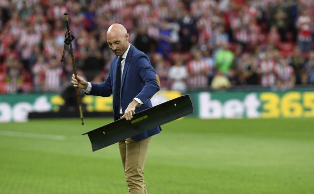 Toquero recibe como 'lehendakari' futbolístico su makila.