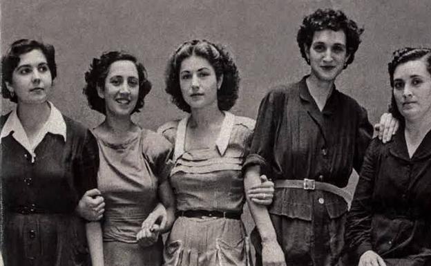 Grupo de trabajadoras españolas de un taller, el 8 de julio de 1951. Figura en la portada del libro. 