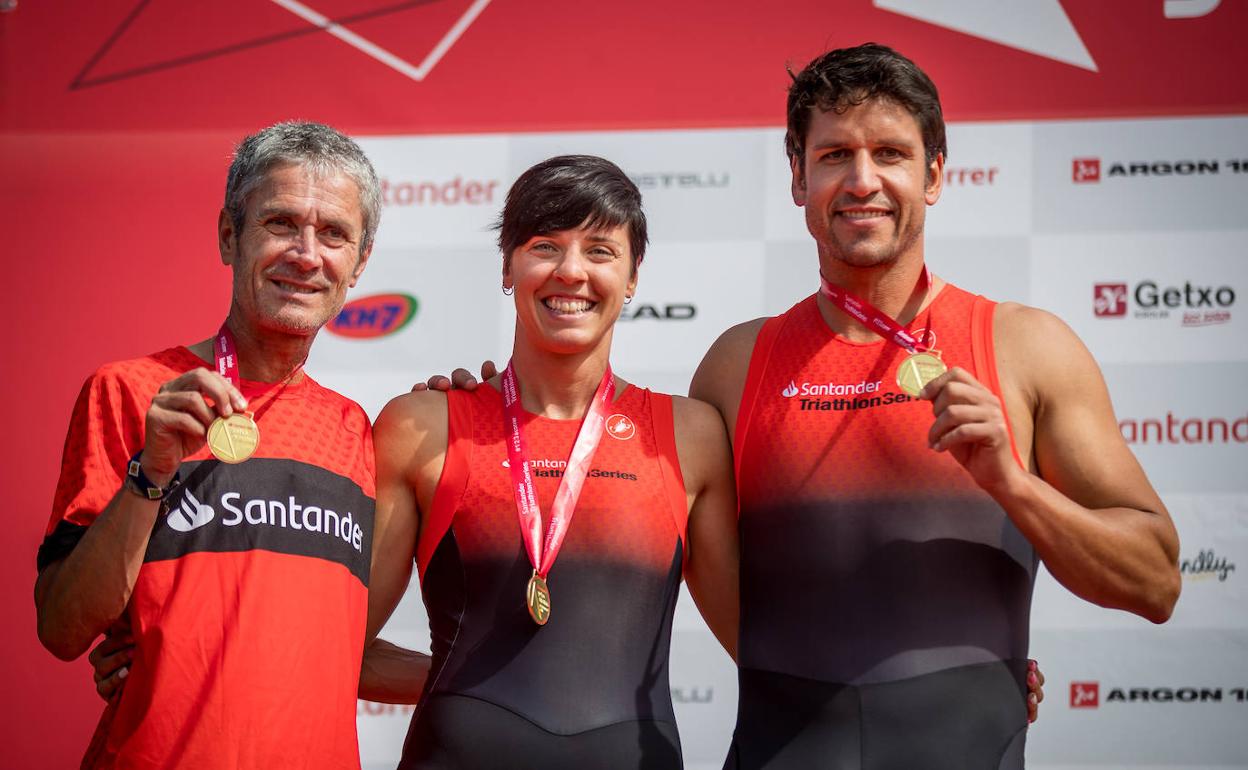 Martín Fiz, Eider Fuentes y Eneko van Horenbeke posan sonrientes con sus medallas.