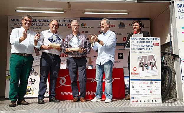 El periodista de EL CORREO Txema Soria ha recibido el Premio Paseante junto a su compañero de profesión Jon Mujika. El alcalde Aburto y Alfonso Gil han sido los encargados de entregarlos.