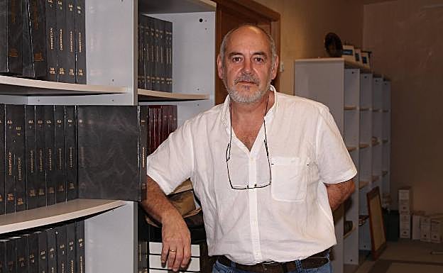 Natxo Urkixo, ante los libros de decretos que ha firmado en los últimos años. 