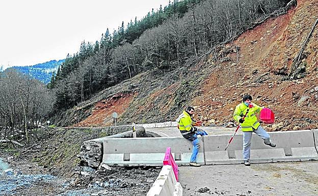 Imagen de 2010, cuando el desprendimiento provocó graves inconvenientes en Gorbeialdea.