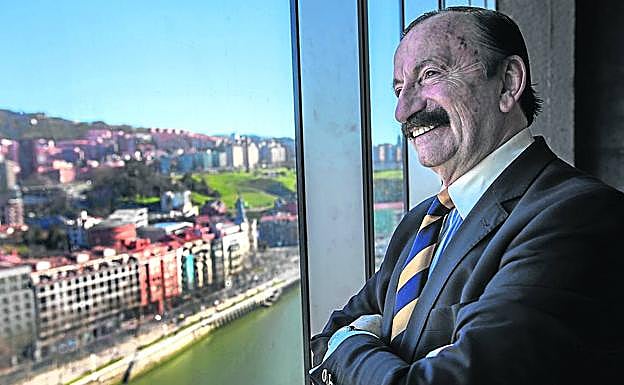 Jaime Gil observa la ría desde su consulta.