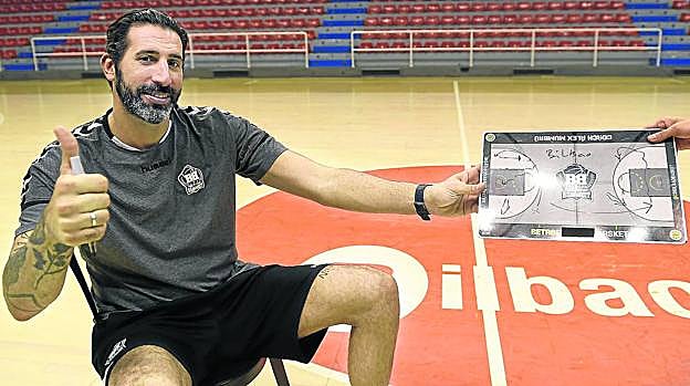 Álex Mumbrú posa para EL CORREO, pizarra en mano, tras el entrenamiento de ayer en La Casilla.