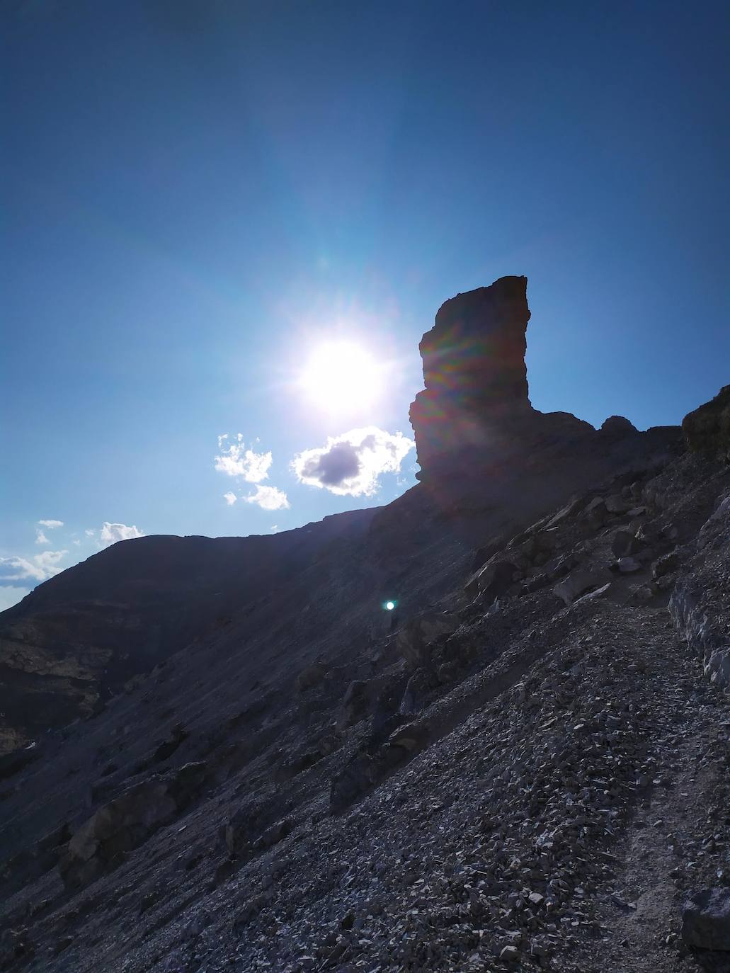 El Dedo es otro de los puntos más conocidos de este ascenso. Al fondo se aprecia la cima del Taillón.