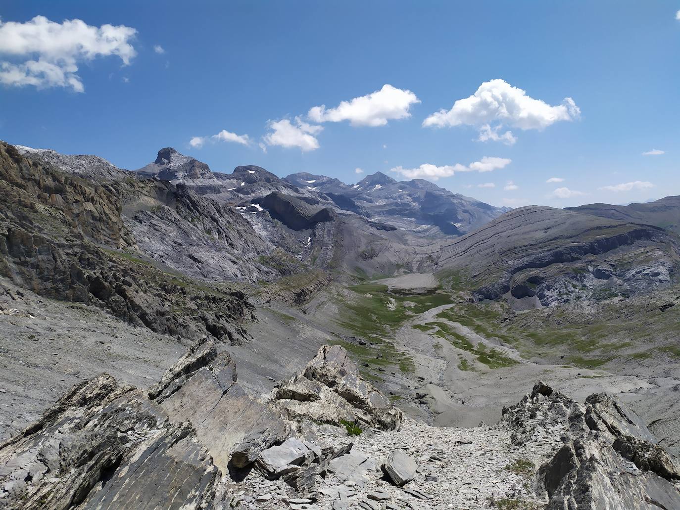 Tras atravesar los Llanos de Sallarons, hay que girar a la derecha hacia el Collado Blanco y continuar hasta el fondo del valle para girar a la izquierda.