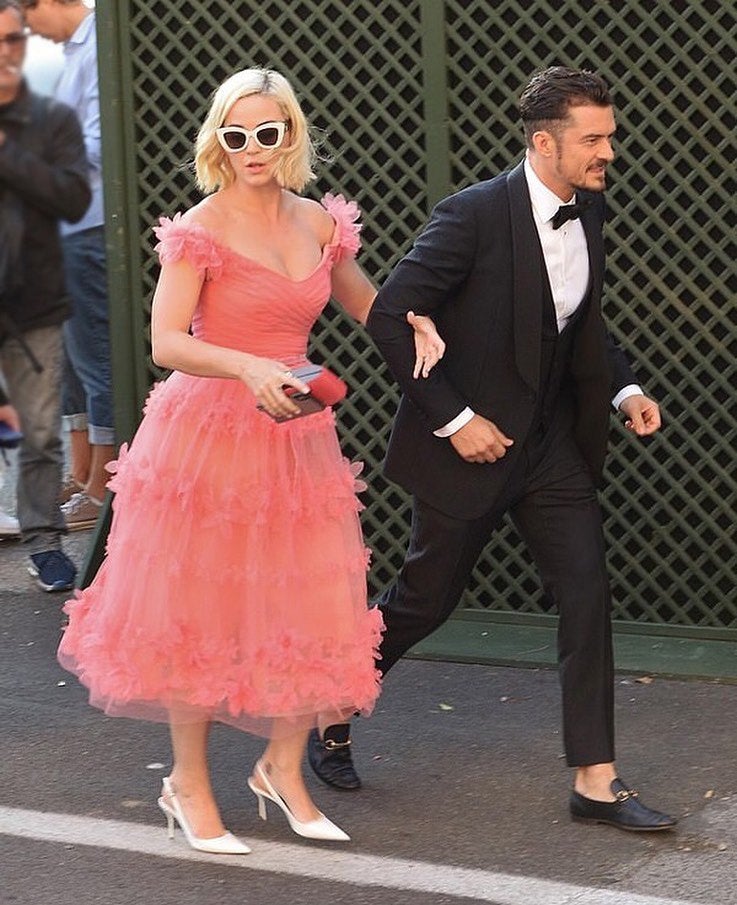 Orlando Bloom y Katy Perry, vestida por Marchesa, en la boda de Misha Nonoo y Michael Hess.