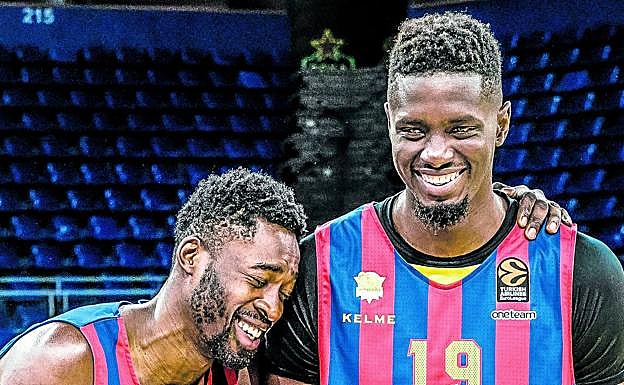 Micheal Eric, a la izquierda, bromea mientras se apoya en el hombro de Youssoupha Fall durante el encuentro con los medios del viernes pasado en el Buesa Arena.