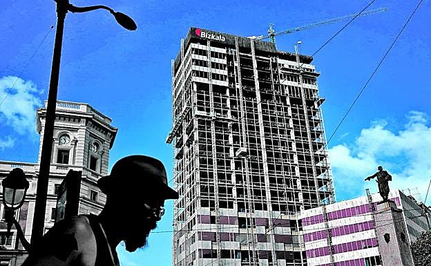 Los embajadores del MIT planean subirse a la Torre Bizkaia, que no se pondrá en marcha hasta 2021.