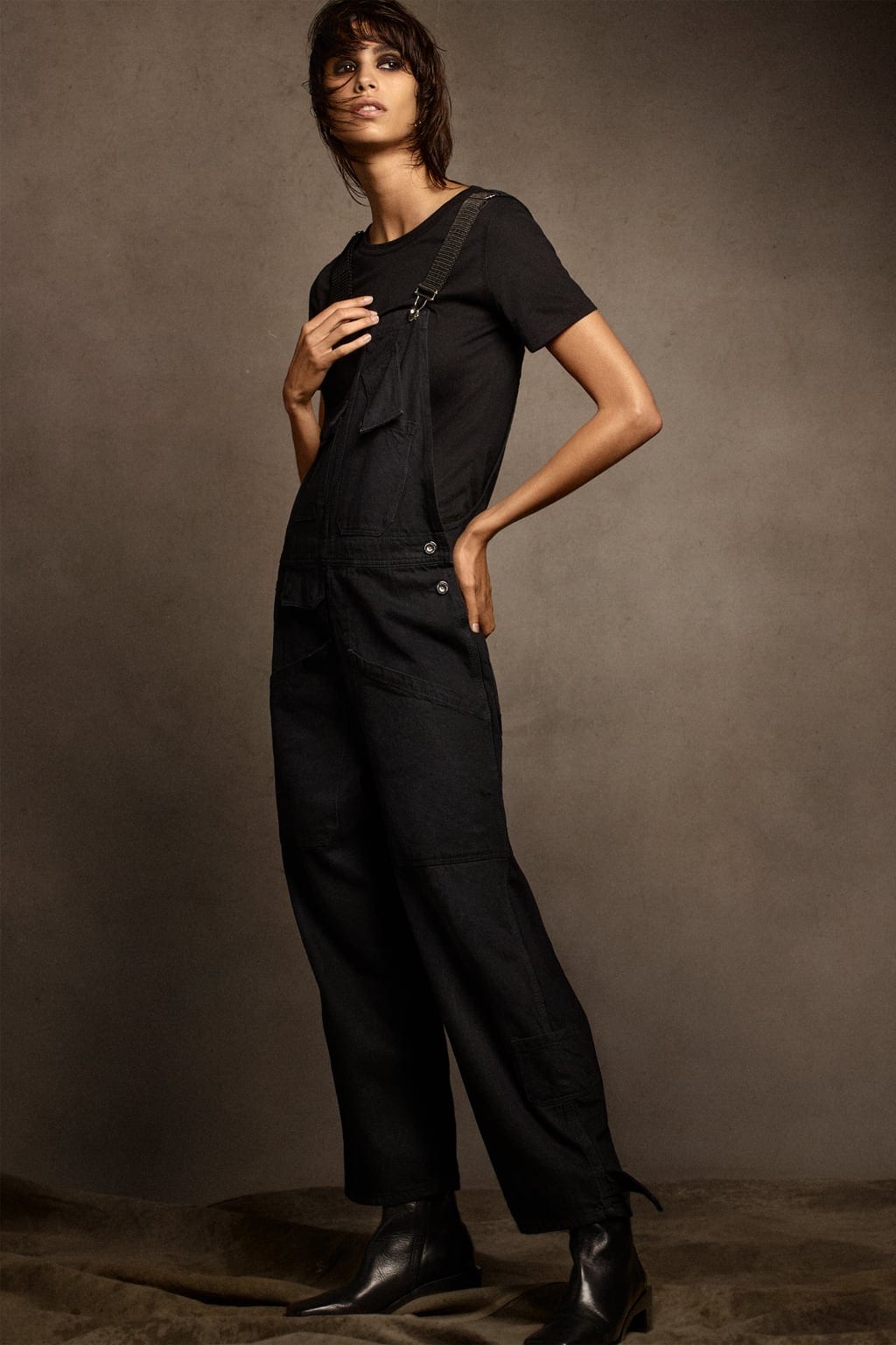La modelo argentina Mica Argañaraz protagoniza el nuevo lookbook de Zara.
