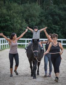Imagen secundaria 2 - Enaitz (4 años) y Mireia (14) disfrutan de la sesión de equinoterapia a lomos de 'Bagheera'