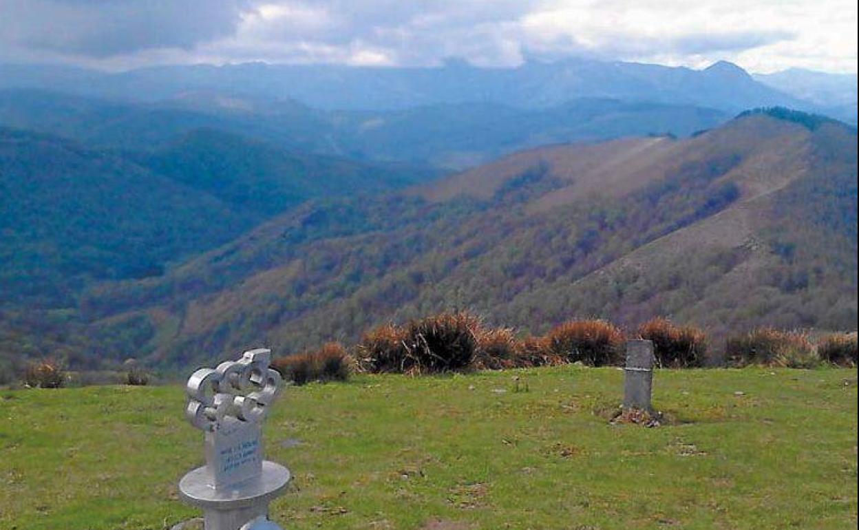 Hitos montañeros en la cima de Urepel. 