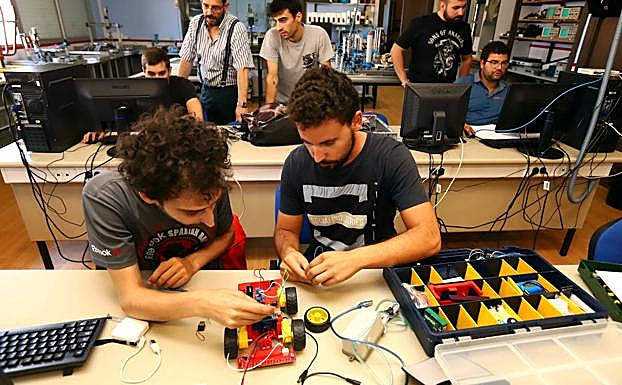 Unos estudiantes durante una clase de Formación Profesional. 