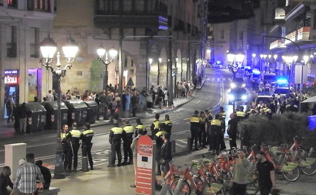  El despliegue policial en torno a la fiesta celebrada en La Ribera fue espectacular. 