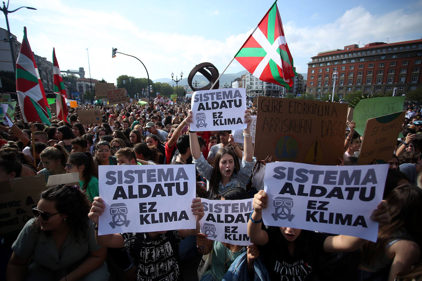 Fotos: Los estudiantes vizcaínos se manifiestan contra el cambio climático