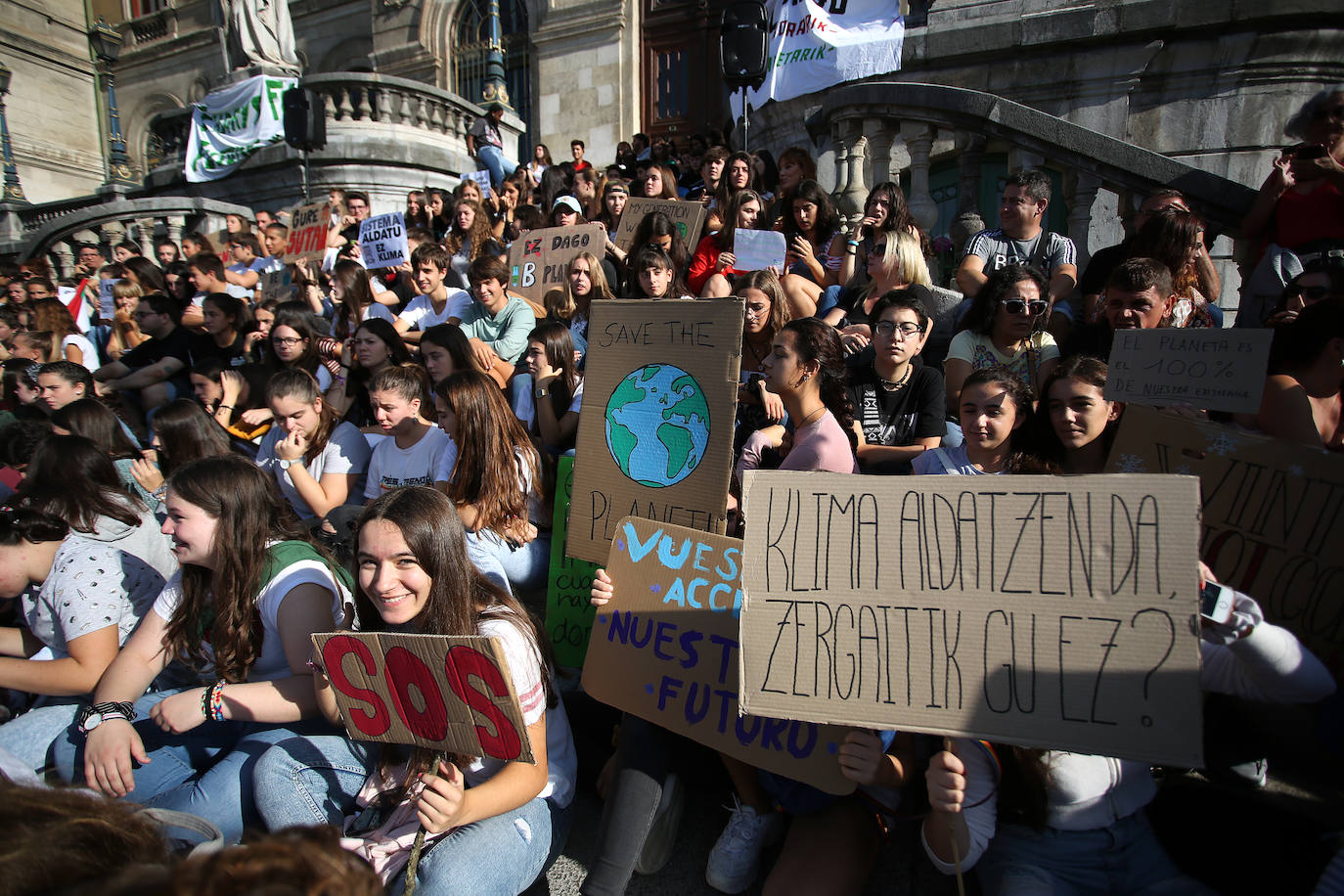 Fotos: Los estudiantes vizcaínos se manifiestan contra el cambio climático