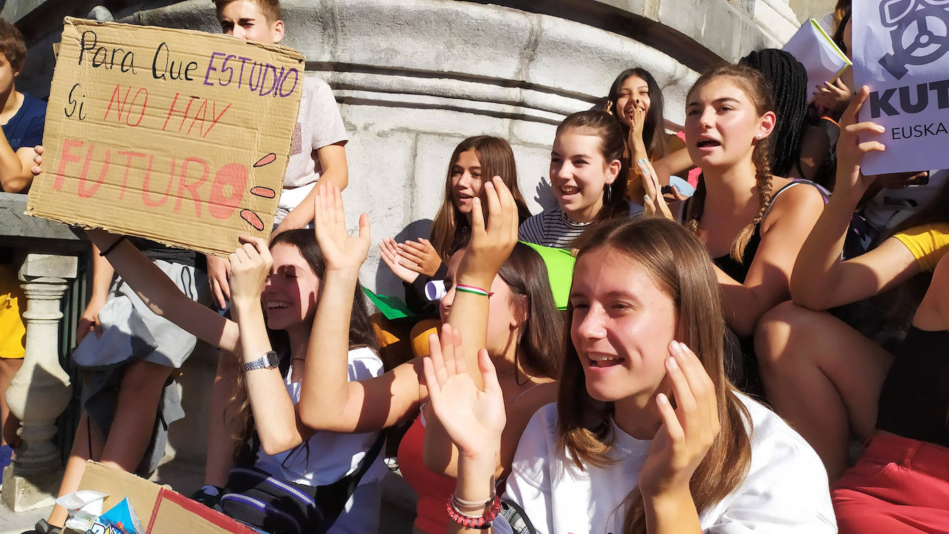 Fotos: Los estudiantes vizcaínos se manifiestan contra el cambio climático