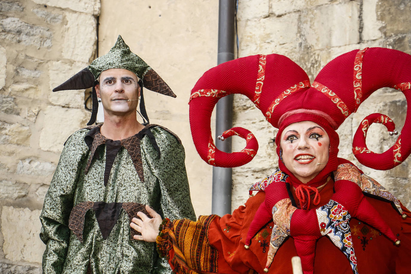Armaduras, babuchas, gaitas, tambores y un enorme dragón inauguran la feria. El Mercado Medieval de Vitoria ya echa humo