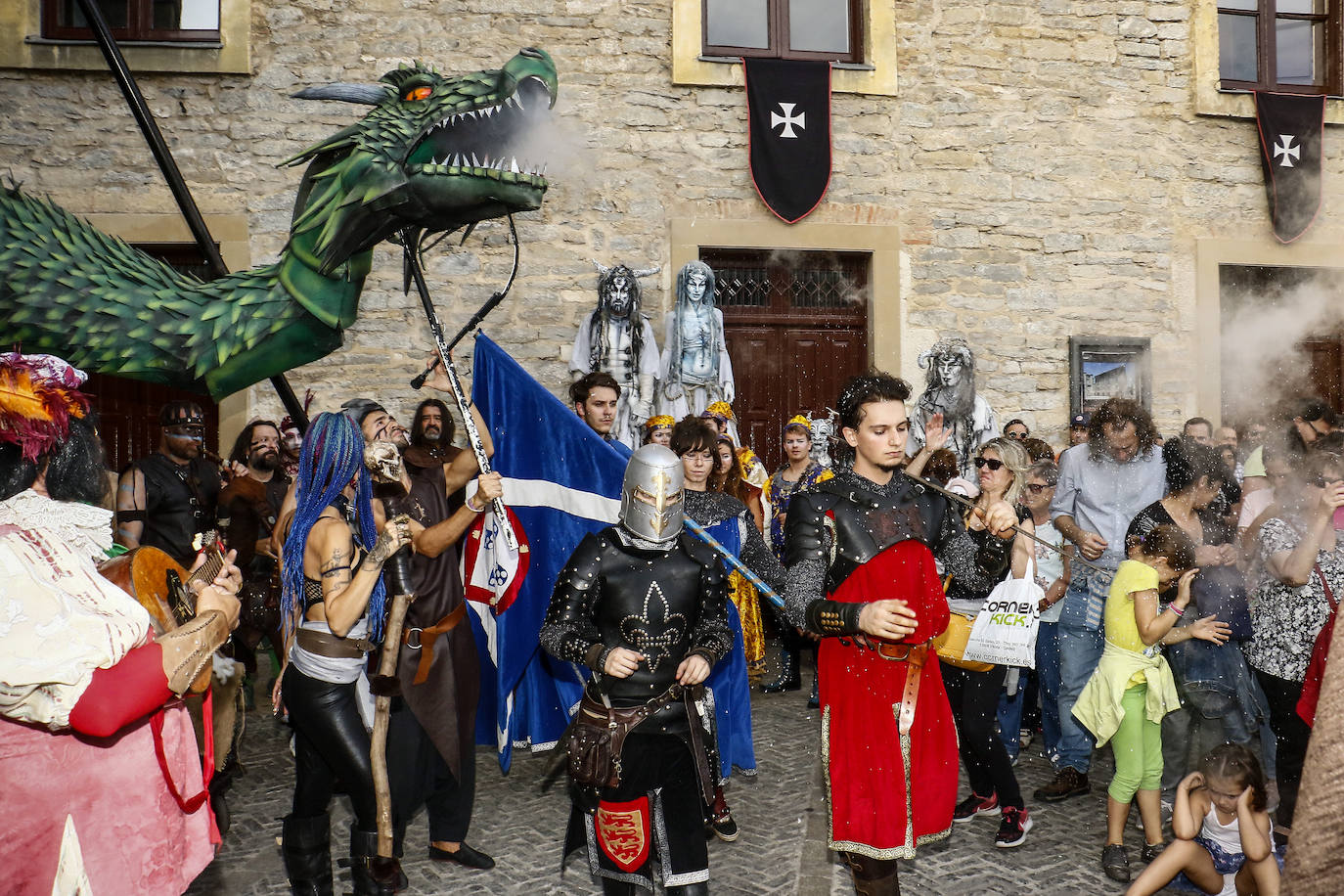 Armaduras, babuchas, gaitas, tambores y un enorme dragón inauguran la feria. El Mercado Medieval de Vitoria ya echa humo