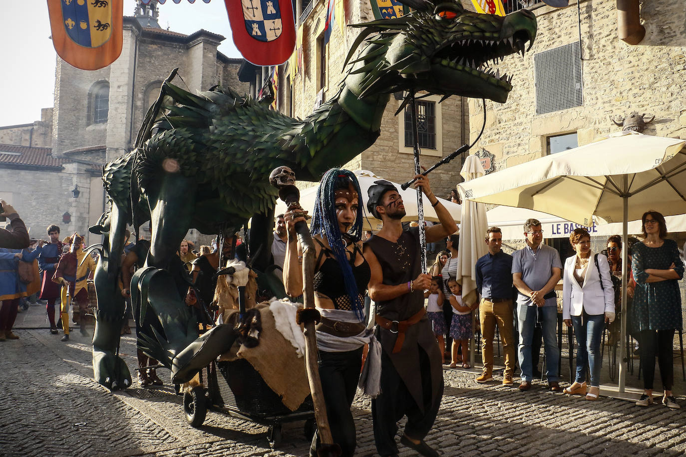 Armaduras, babuchas, gaitas, tambores y un enorme dragón inauguran la feria. El Mercado Medieval de Vitoria ya echa humo