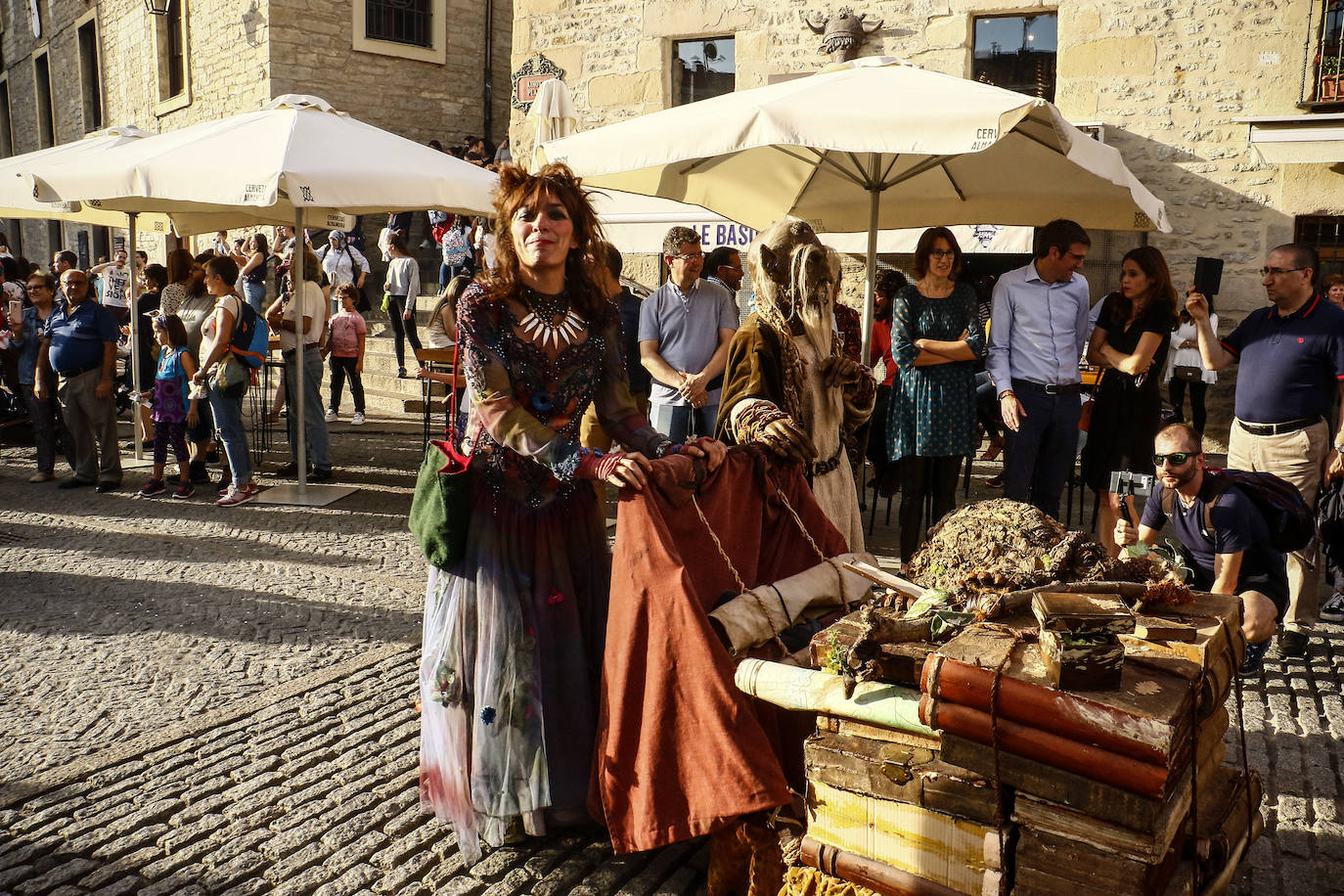Armaduras, babuchas, gaitas, tambores y un enorme dragón inauguran la feria. El Mercado Medieval de Vitoria ya echa humo