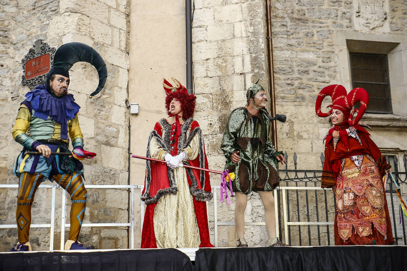 Armaduras, babuchas, gaitas, tambores y un enorme dragón inauguran la feria. El Mercado Medieval de Vitoria ya echa humo