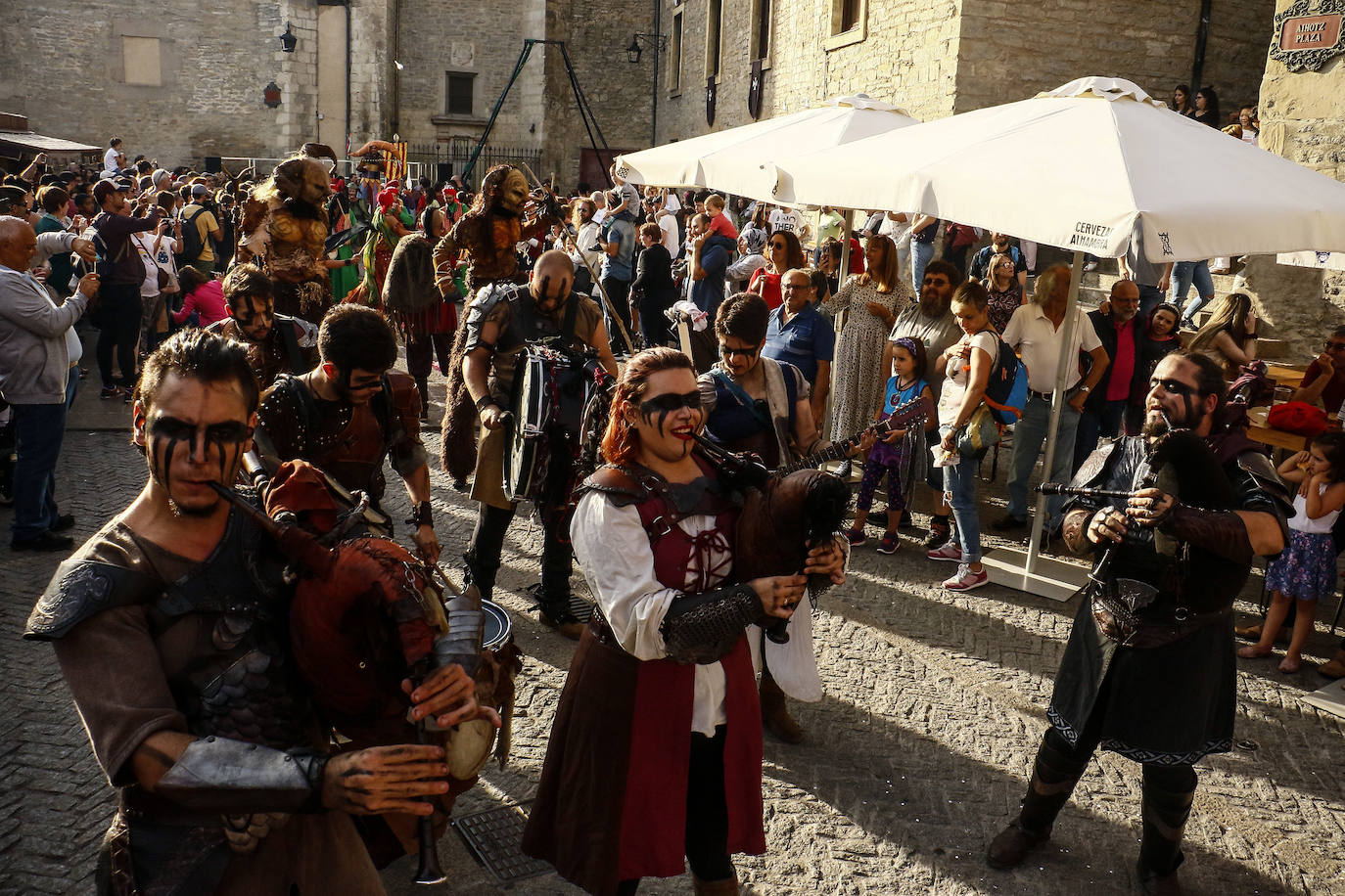 Armaduras, babuchas, gaitas, tambores y un enorme dragón inauguran la feria. El Mercado Medieval de Vitoria ya echa humo