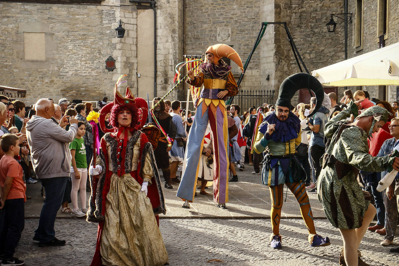 Armaduras, babuchas, gaitas, tambores y un enorme dragón inauguran la feria. El Mercado Medieval de Vitoria ya echa humo