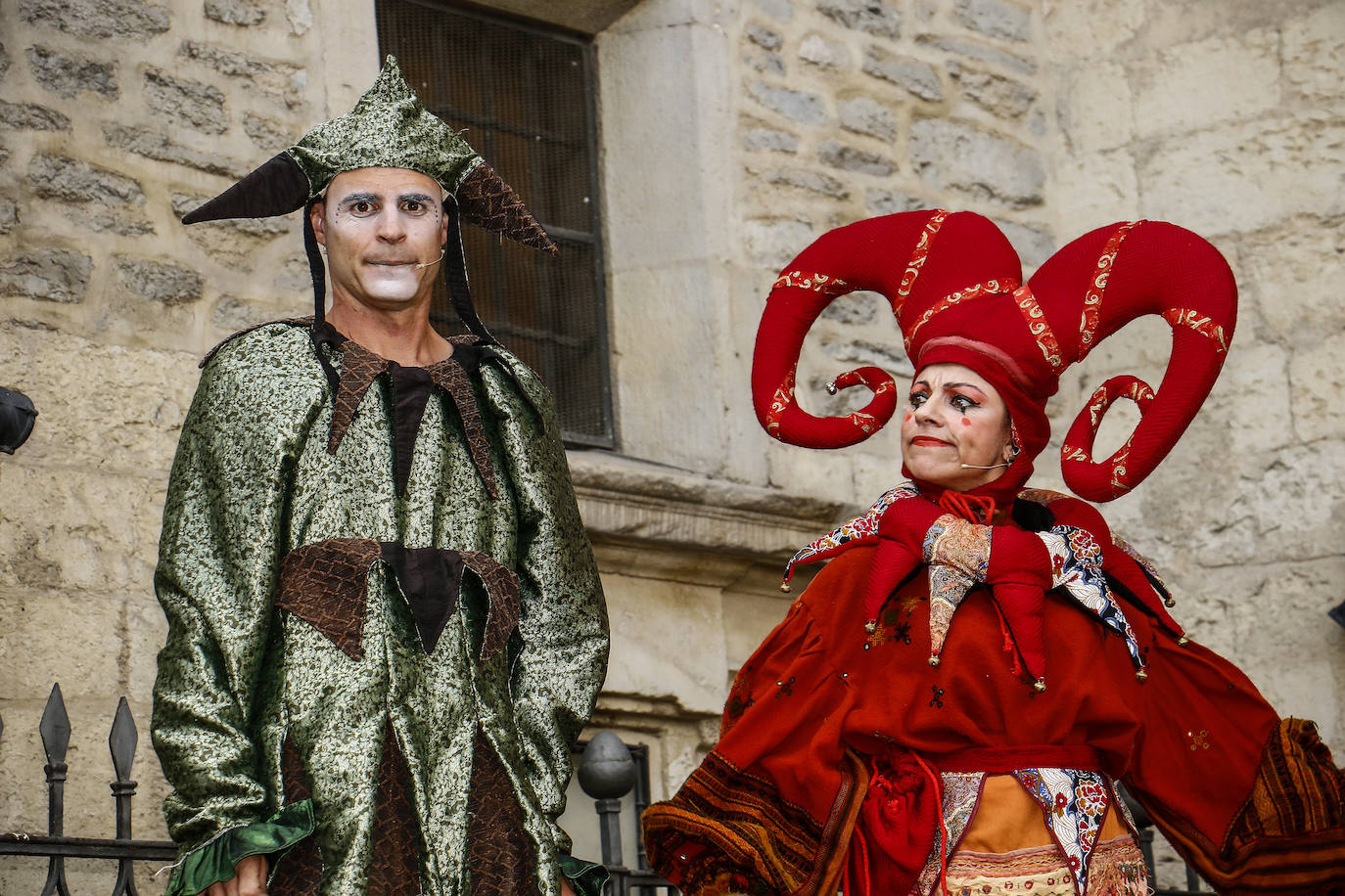 Armaduras, babuchas, gaitas, tambores y un enorme dragón inauguran la feria. El Mercado Medieval de Vitoria ya echa humo