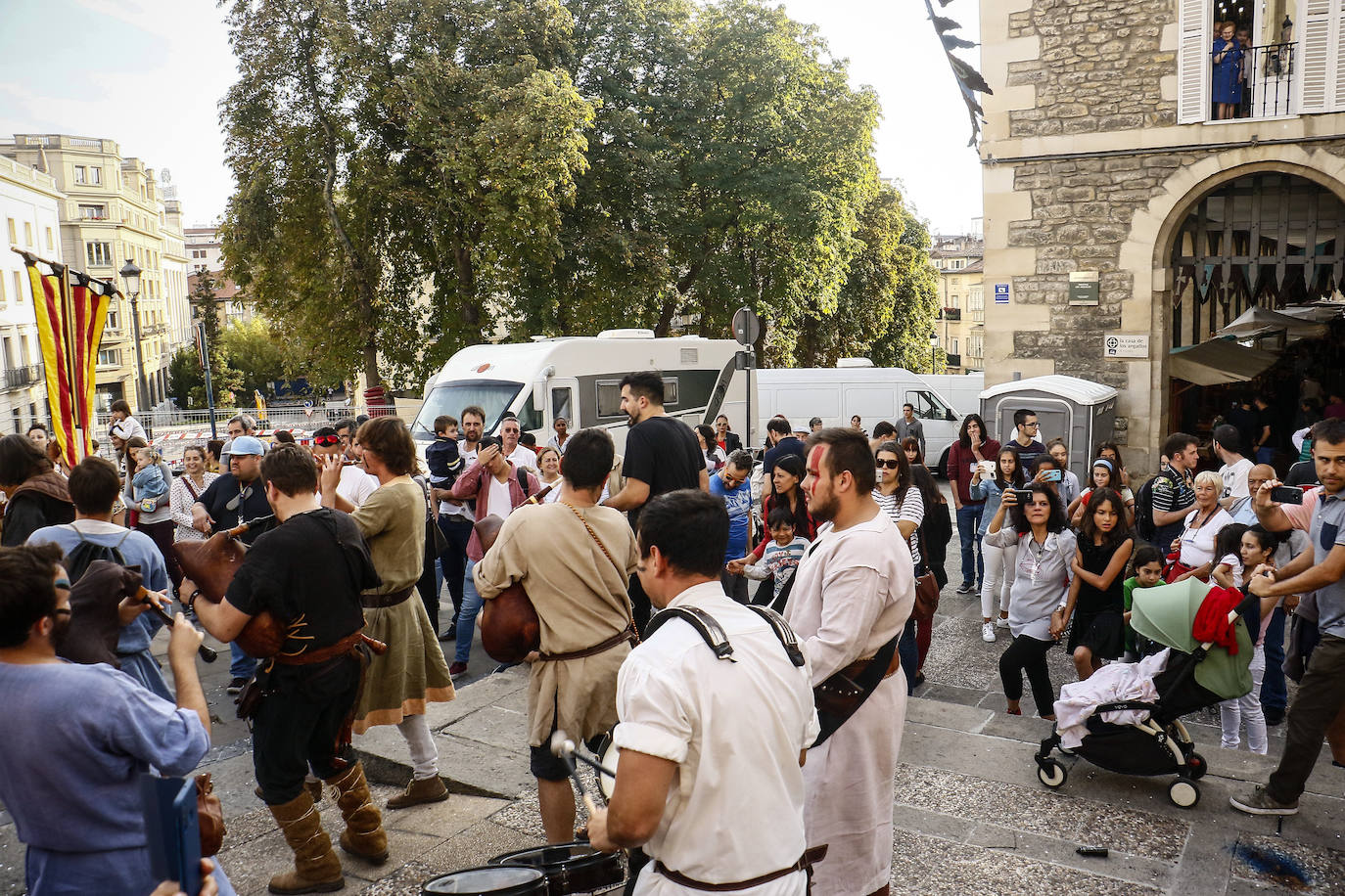 Armaduras, babuchas, gaitas, tambores y un enorme dragón inauguran la feria. El Mercado Medieval de Vitoria ya echa humo