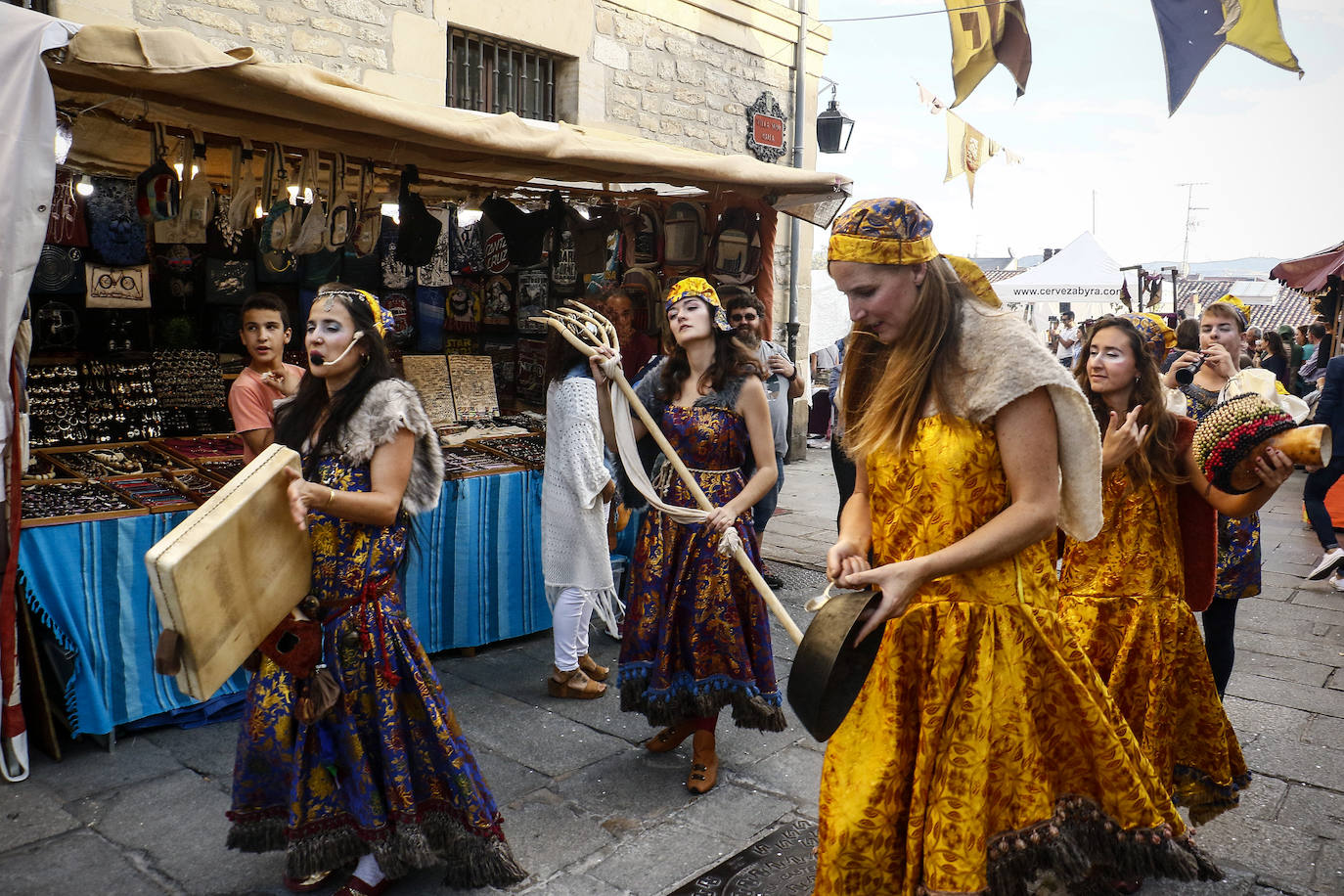 Armaduras, babuchas, gaitas, tambores y un enorme dragón inauguran la feria. El Mercado Medieval de Vitoria ya echa humo