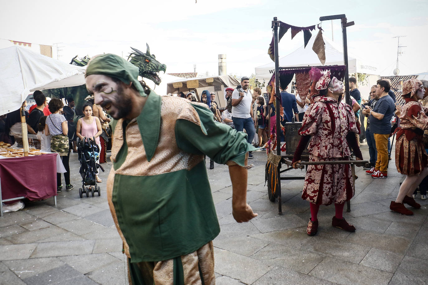 Armaduras, babuchas, gaitas, tambores y un enorme dragón inauguran la feria. El Mercado Medieval de Vitoria ya echa humo