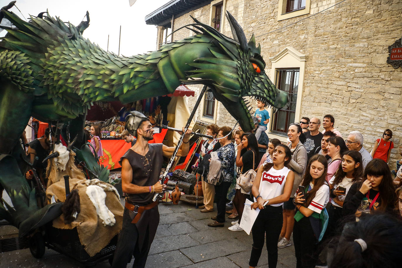 Armaduras, babuchas, gaitas, tambores y un enorme dragón inauguran la feria. El Mercado Medieval de Vitoria ya echa humo