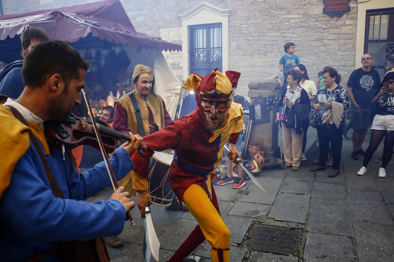 Armaduras, babuchas, gaitas, tambores y un enorme dragón inauguran la feria. El Mercado Medieval de Vitoria ya echa humo
