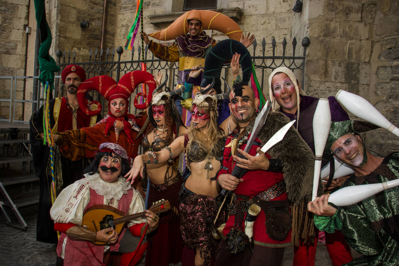 Armaduras, babuchas, gaitas, tambores y un enorme dragón inauguran la feria. El Mercado Medieval de Vitoria ya echa humo