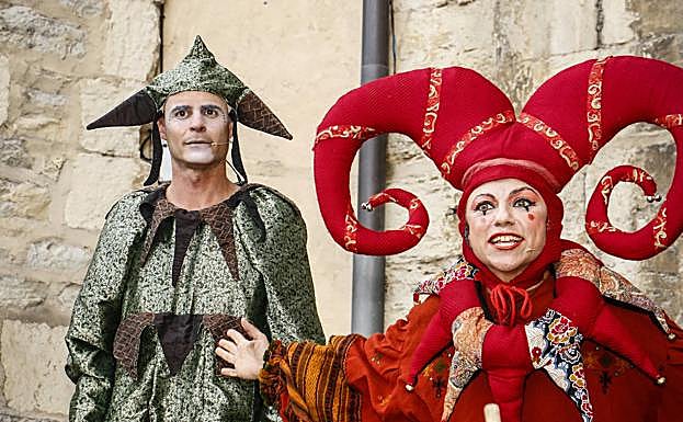 La pregonera, junto a uno de sus bufones, en la plaza de la Machete durante la inauguración del XVIII Mercado Medieval.