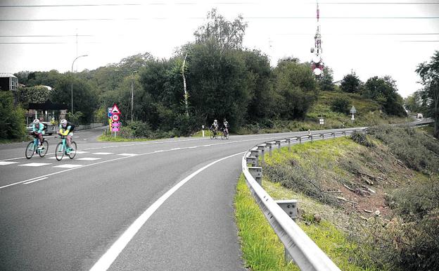 El desbroce del talud ha comenzado en la carretera, a la altura de la antigua pista de Nogaro.