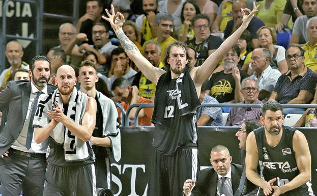 Contenido. Javi Salgado, entre Rafa Martínez y Balvin, celebra limitando su efusividad uno de los 14 triples que anotó el RETAbet el miércoles por la noche en Tenerife.