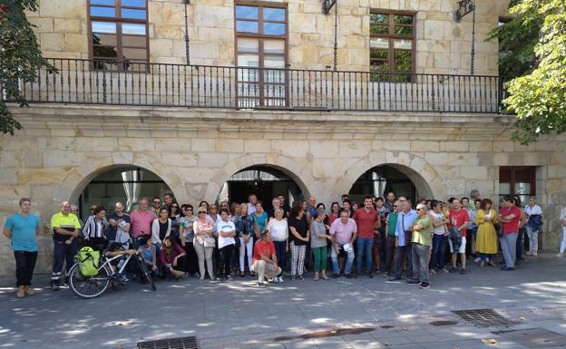 Concentración a las puertas del Ayuntamiento de Galdakao.