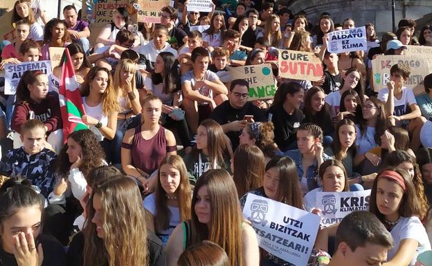 Los estudiantes se concentran en las escaleras del Ayuntamiento de Bilbao.