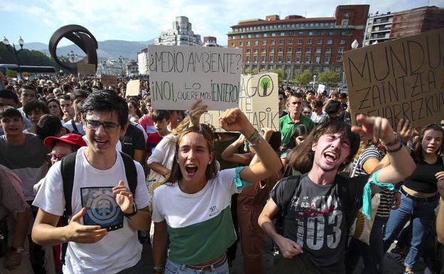 Los estudiantes se han concentrado en el Ayuntamiento de Bilbao.