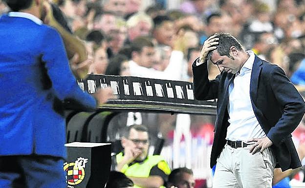 El entrenador del Valencia, Albert Celades, se lamenta durante el partido del miércoles que su equipo empató con el Getafe. 
