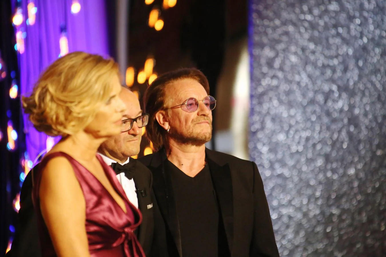 El cantante irlandés de U2 Bono ha sido el encargado de entregar el galardón a Penélope Cruz en el Kursaal