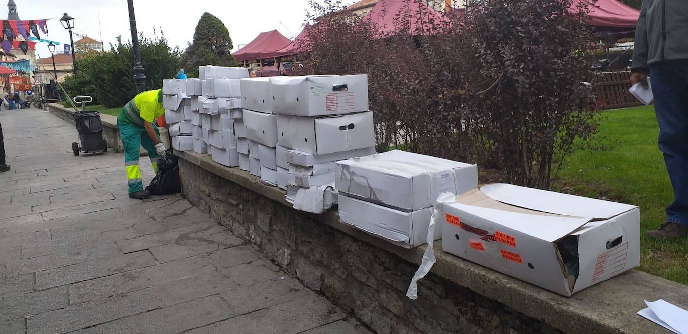 Fotos: La Policía Local clausura un puesto del Mercado Medieval
