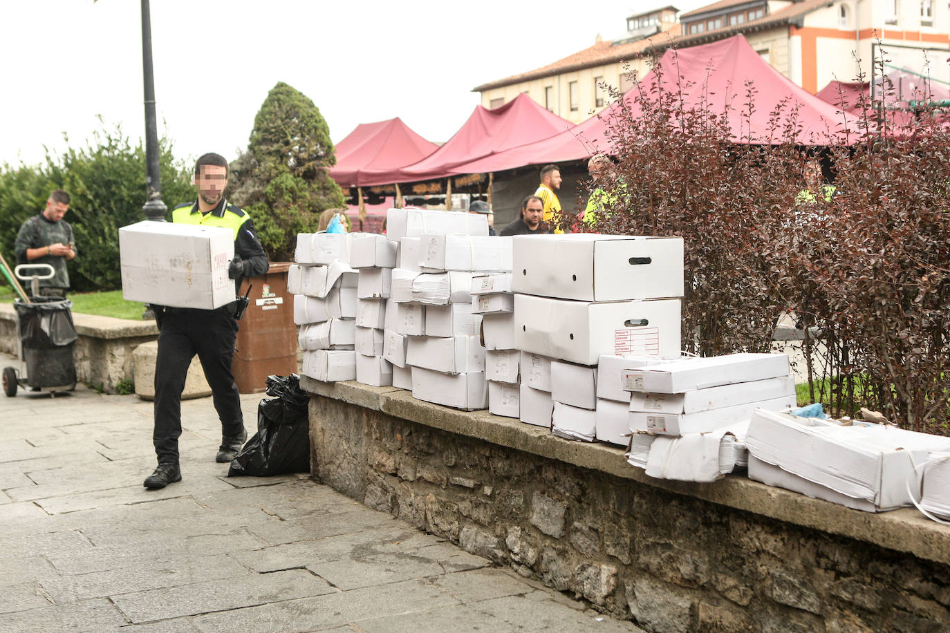 Fotos: La Policía Local clausura un puesto del Mercado Medieval