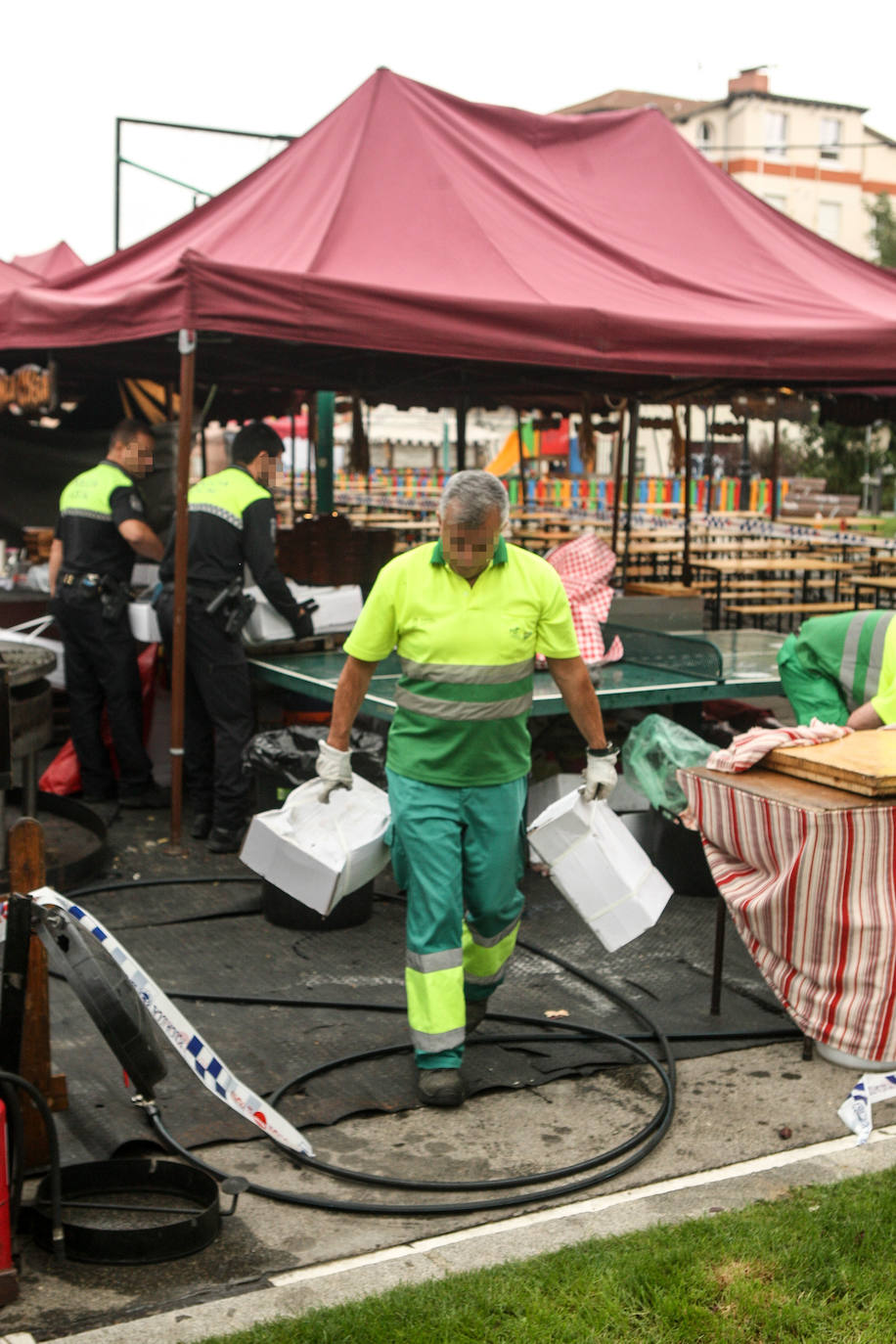 Fotos: La Policía Local clausura un puesto del Mercado Medieval