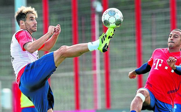 Javi Martínez controla un balón en presencia de Thiago Alcántara.