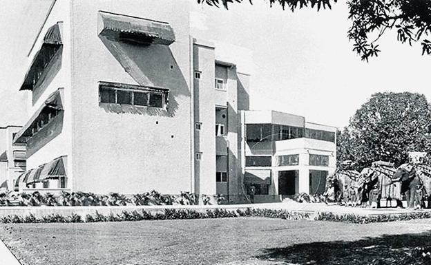 Imagen principal - Arriba: Vista exterior del palacio de Manik Bagh hacia 1933, también de Eckart Muthesius. A la izquierda: Diseño de butacas con luces integradas del arquitecto Eckart Muthesius. A la derecha, el marajá en el cuadro de Bernard Boutet de Monvel. 